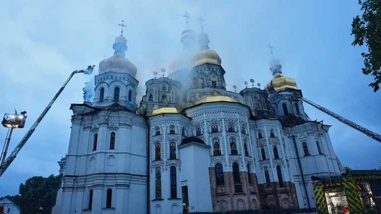 Notte di intensi bombardamenti sull’Ucraina, fiamme anche nello storico monastero di Lavra a Kiev