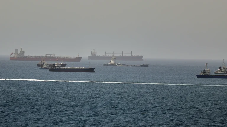 Medio Oriente: gli Stati Uniti attaccano l’Iran dopo raid nello Stretto di Hormuz