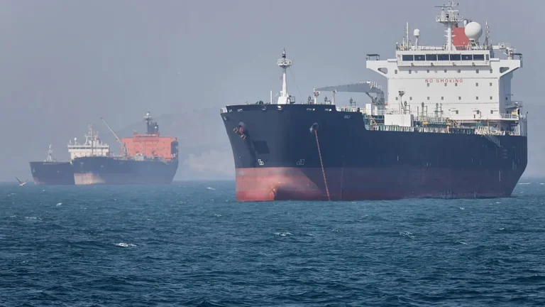 Petroliere iraniane superano blocco navale USA prima della firma dell’accordo di pace
