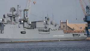 Nave da guerra russa spara colpi contro imbarcazione nella Manica, secondo media britannici