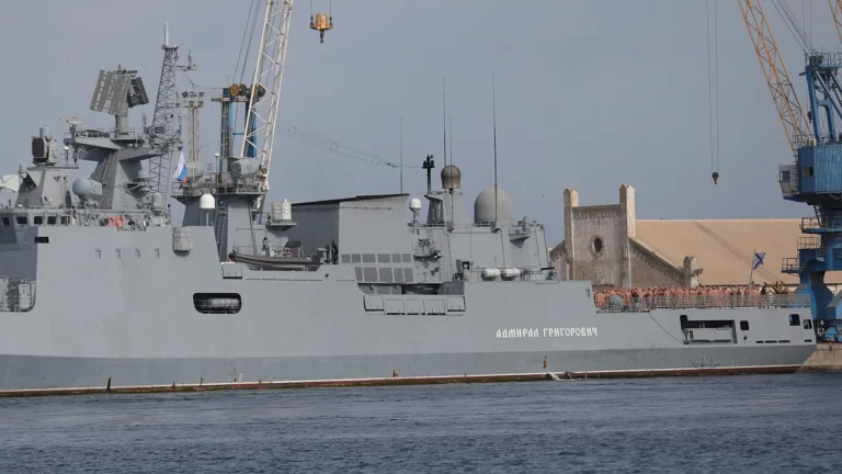 Nave da guerra russa spara colpi contro imbarcazione nella Manica, secondo media britannici
