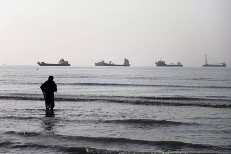 L’Iran annuncia la chiusura totale di Hormuz ‘fino a nuovo ordine’