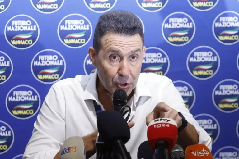 Vannacci show: ‘Fieri di essere feccia, ora l’Italia agli italiani’