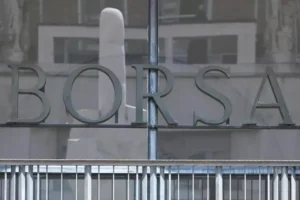 Borsa: Milano negativa (-0,8%), giù Saipem ed Stm, bene Ferrari