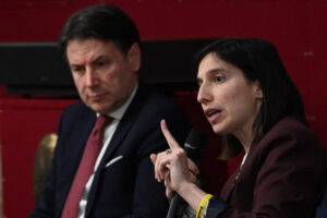 Schlein e Conte guidano l’attacco: “Tasse record e fughe alla Schettino”