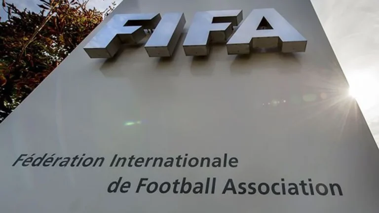 Lo sport e la politica si incrociano di nuovo: la decisione della FIFA ha rilevanza per l’Europa