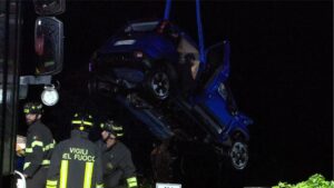 Scontro tra auto, una cade nel lago di Como: grave una donna, recuperato il corpo dell’uomo disperso