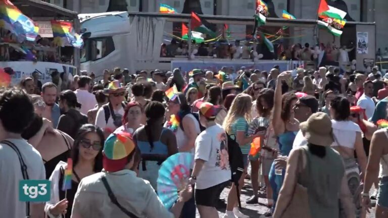 Roma Pride, la sfilata dei diritti colora la Capitale tra carri, musica e gioia
