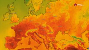 L’Europa avvolta dall’afa, in Italia 17 città rosse e blackout: dove puntano i bollettini sul calore