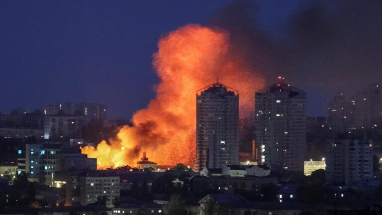 Fiammate nello skyline notturno di Kiev devastato da missili e droni: esplosioni sulla capitale