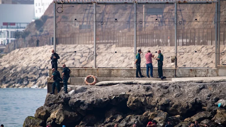 Crisi migranti a Ceuta: governo spagnolo invierà militari, l’Italia valuta di sospendere trattato di Schengen