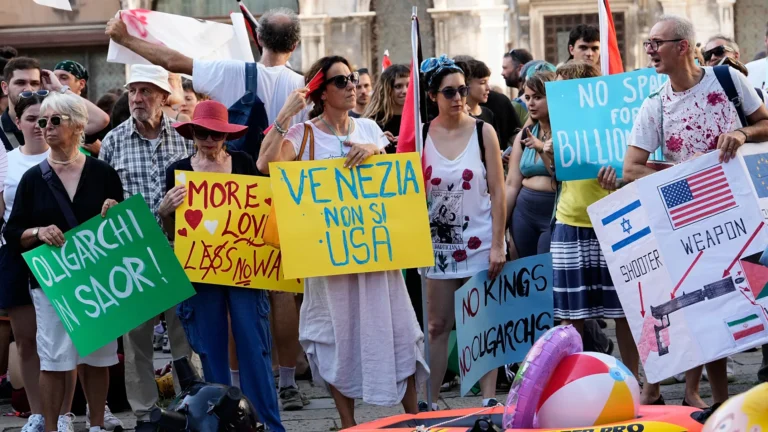 Venezia accoglie lo yacht dell’ambasciatore USA, il miliardario Fertitta, con proteste anti-Trump