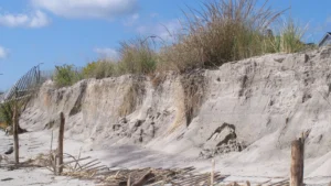 Coste italiane sotto assedio: 308 comuni colpiti da eventi estremi, spiagge sempre più a rischio