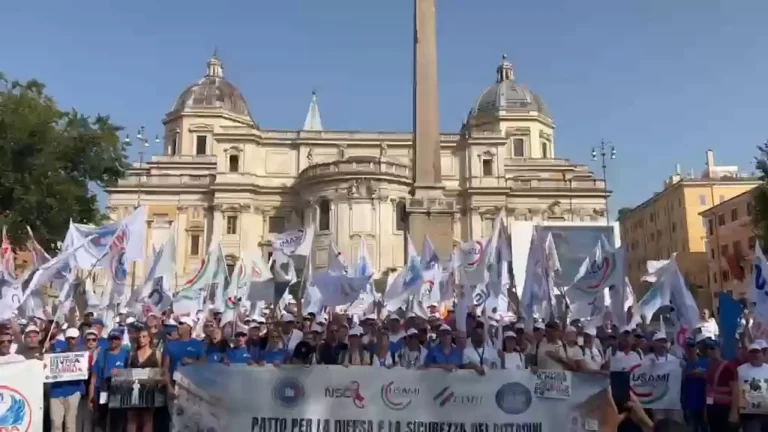 Forze dell’ordine e di difesa manifestano a Roma e chiedono salari più alti e maggiori tutele