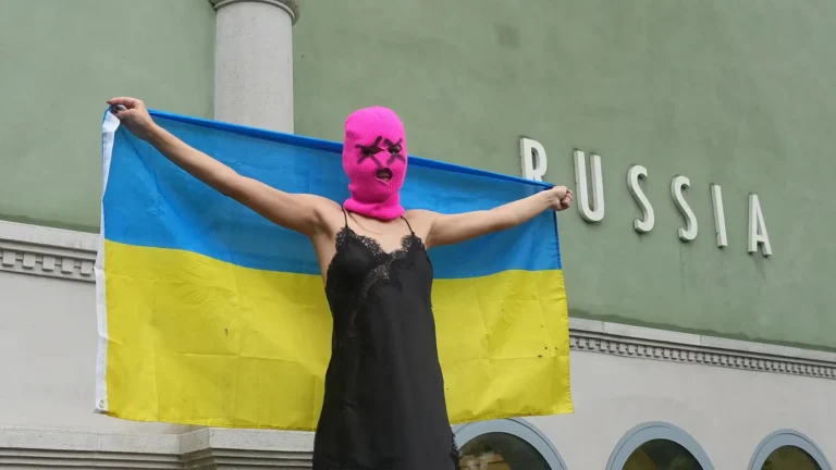Russia alla Biennale di Venezia, Bruxelles taglia 2 milioni di fondi europei: pronto il ricorso