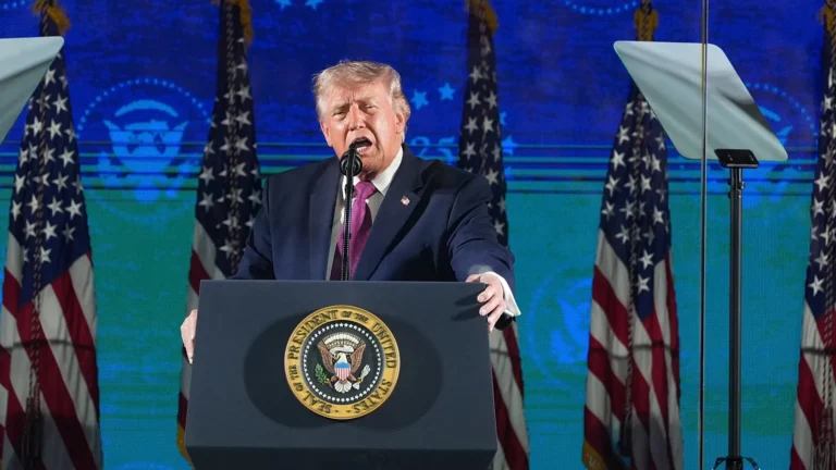 Anniversario USA: Trump parla di grave minaccia del comunismo, annullata la parata a Washington