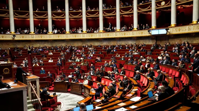 Francia approva legge sul fine vita: cosa prevede e quali sono le condizioni per suicidio assistito