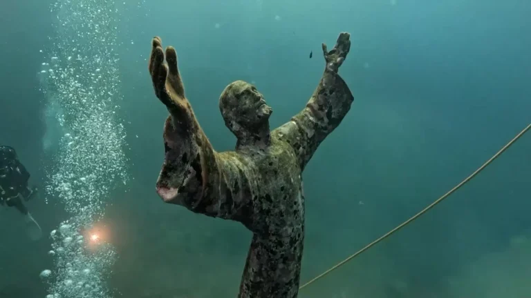 Cristo degli Abissi, la pulizia annuale della statua sommersa