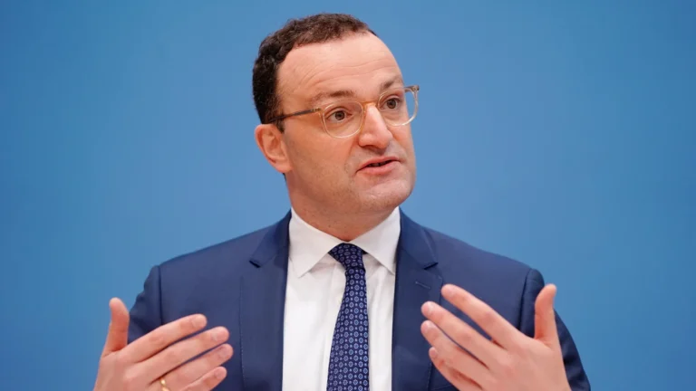 Caso madre surrogata, terremoto politico in Germania: Jens Spahn si dimette