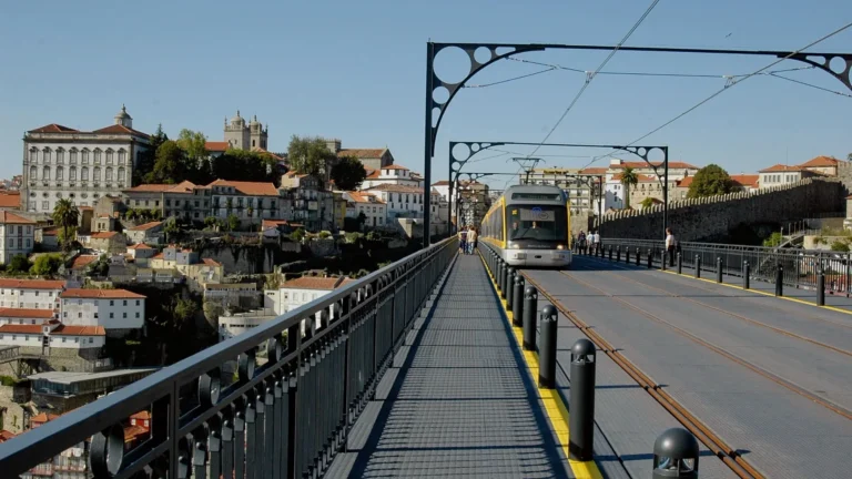 Porto, prima città portoghese con trasporti pubblici gratis per tutti i residenti