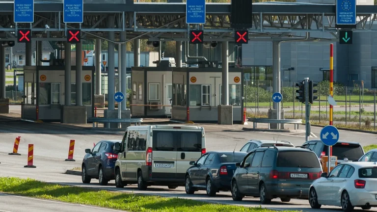 Imprenditore finlandese colpevole di violazione delle sanzioni Ue: esportava camion in Russia