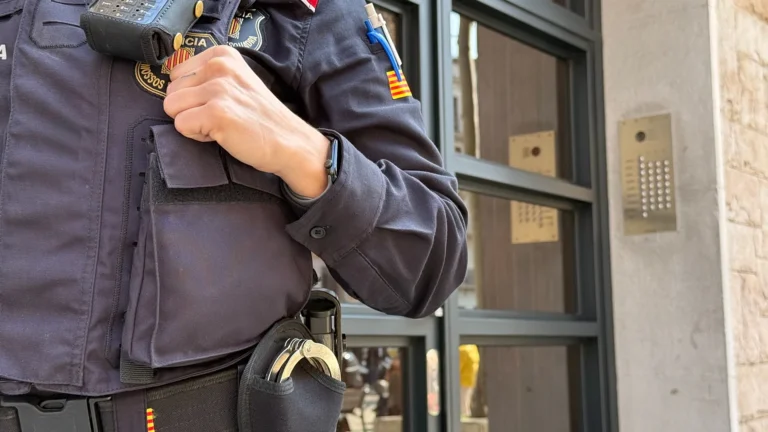 Spagna, a Barcellona sgominata banda giovanile ‘Los 300’: le rapine violente e il traffico di droga