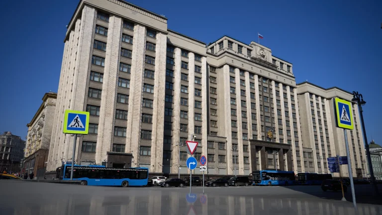 Russia, nuova legge contro i dissidenti all’estero: cittadini equiparati a “traditori”