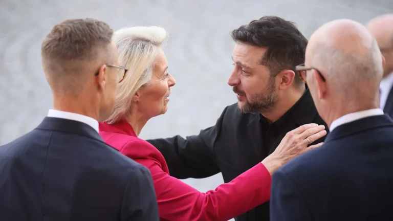 Von der Leyen e Zelensky firmano un accordo Ue-Ucraina nel settore della difesa per produrre droni