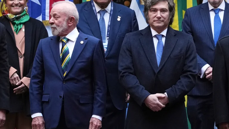 Milei insulta Lula da Silva e sostiene Bolsonaro jr: cresce la tensione diplomatica tra Brasile e Argentina