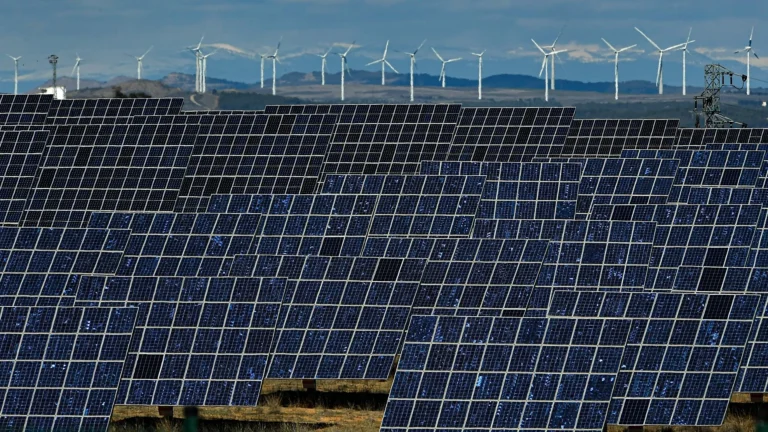L’UE intende triplicare lo stoccaggio di energia, mentre si spreca quella prodotta dalle rinnovabili