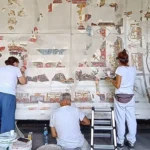 Pompei presenta il soffitto affrescato ricostruito della sala da banchetto, il restauro continua