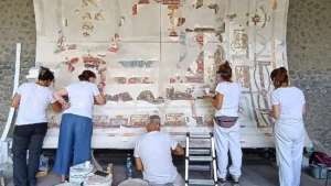 Pompei presenta il soffitto affrescato ricostruito della sala da banchetto, il restauro continua