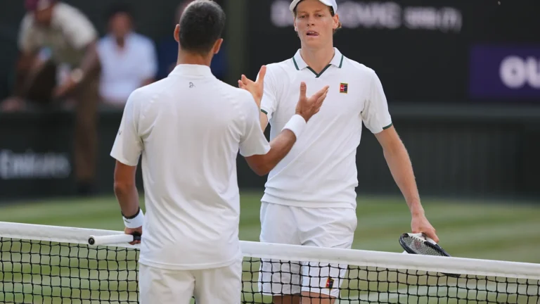 Sinner vince la semifinale con Djokovic: domenica si gioca il secondo Wimbledon di fila con Zverev