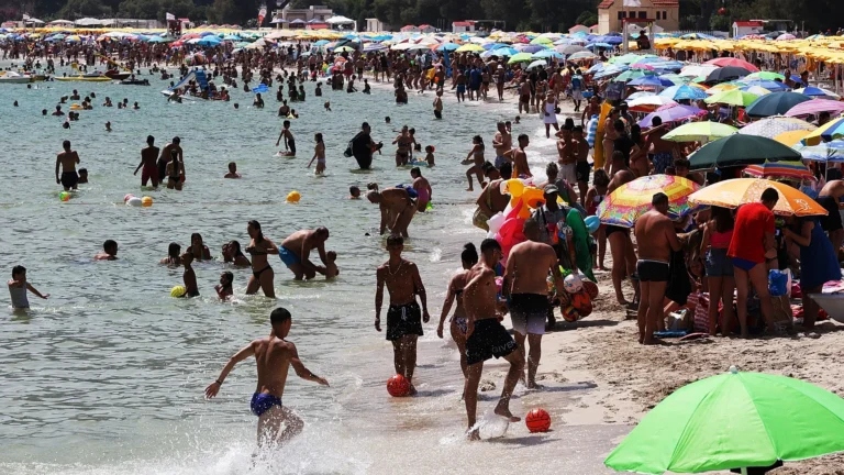 Italia, vacanze estive e carovita: una famiglia su tre non può permettersi le ferie