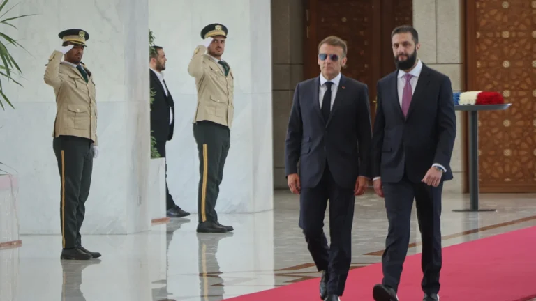 Damasco, esplosioni vicino all’hotel dove alloggia Macron in visita ufficiale in Siria