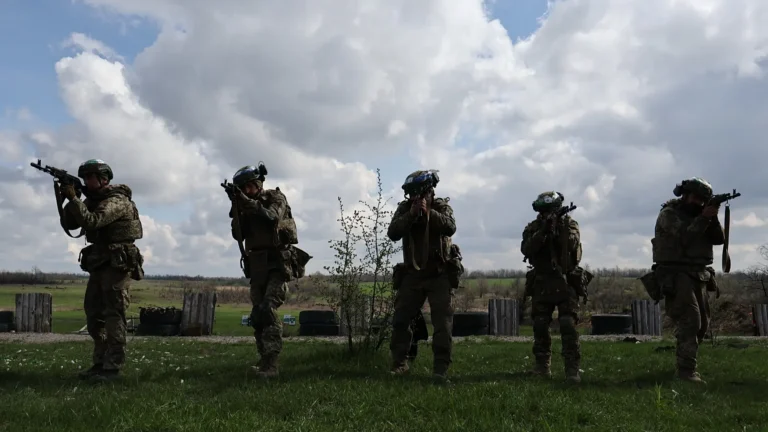 Ucraina apre inchiesta dopo assalto della folla a un mezzo per la leva militare a Leopoli