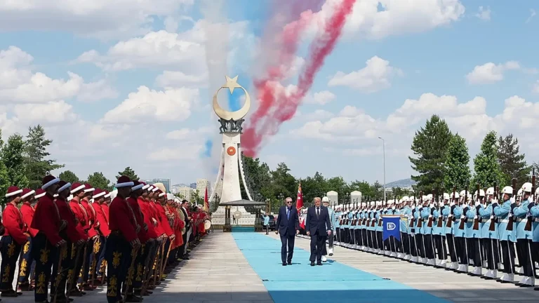 Vertice Nato dopo nuova rivendicazione di Trump su Groenlandia