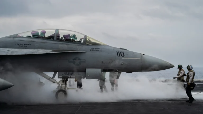 Trump minaccia di bombardare Teheran per ogni attacco iraniano a Hormuz