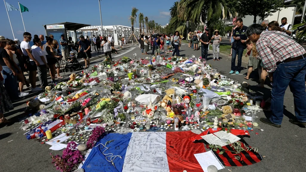 Nizza, l’omaggio alle vittime dieci anni dopo l’attentato del 14 luglio: tra loro sei italiani