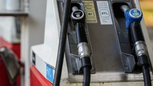 In Italia benzina oltre i 2,6 euro: allarme di opposizioni e associazioni, governo valuta accise mobili