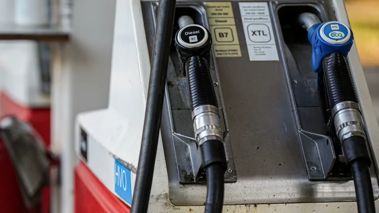 In Italia benzina oltre i 2,6 euro: allarme di opposizioni e associazioni, governo valuta accise mobili