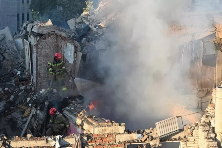 Missili sull’Ucraina, otto morti tra cui due bambine. Mosca: ‘Massicci raid su obiettivi militari’