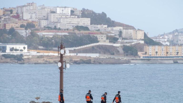 Ceuta, migliaia di giovani marocchini entrano in Europa a nuoto