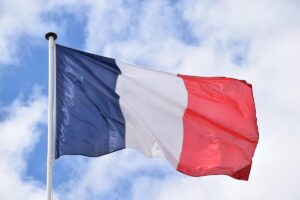 Cyberguerra ibrida: Parigi smaschera il 16° Centro dell’FSB, e l’allarme arriva anche a Roma