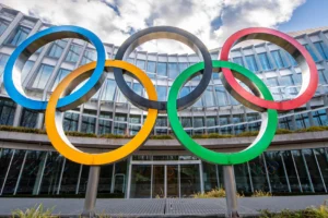 Il CIO apre le porte agli atleti russi: una decisione che mette in discussione l’autorità morale del movimento olimpico