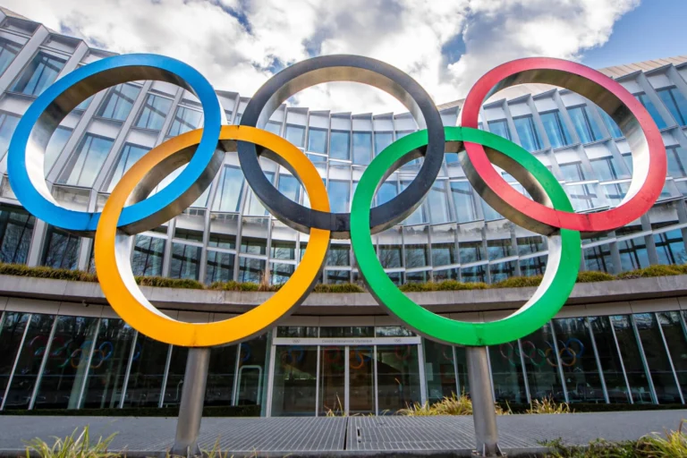 Il CIO apre le porte agli atleti russi: una decisione che mette in discussione l’autorità morale del movimento olimpico