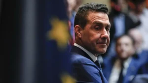 In Italia risuonano sempre più forti, all’unisono con il Cremlino, gli appelli a interrompere gli aiuti all’Ucraina