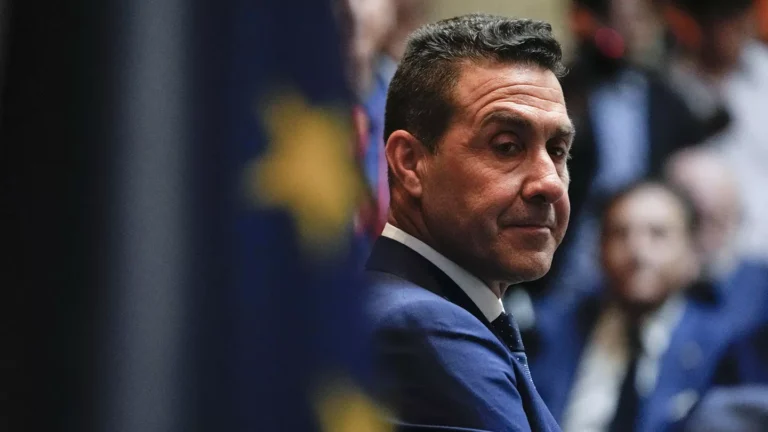 In Italia risuonano sempre più forti, all’unisono con il Cremlino, gli appelli a interrompere gli aiuti all’Ucraina
