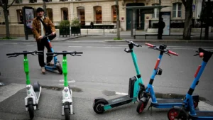 Parigi inasprisce le regole per monopattini elettrici e altri mezzi di mobilità personale