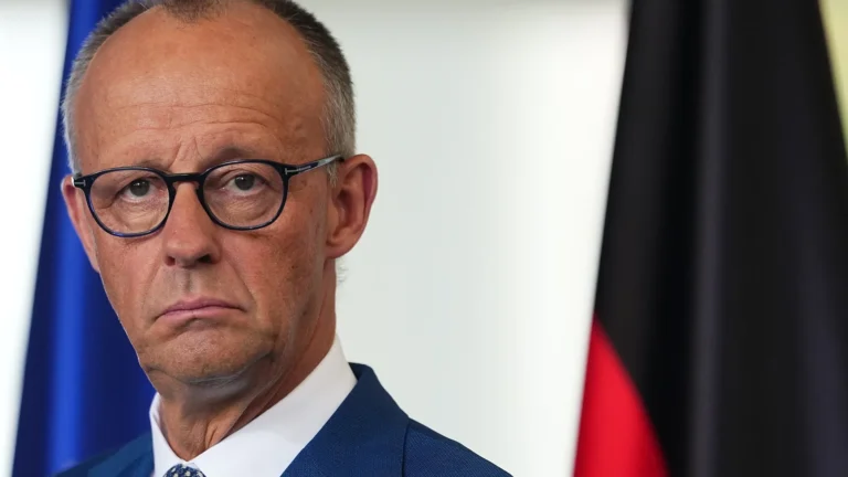 Attentato con droni a Lipsia: Merz prepara misure contro la Russia
